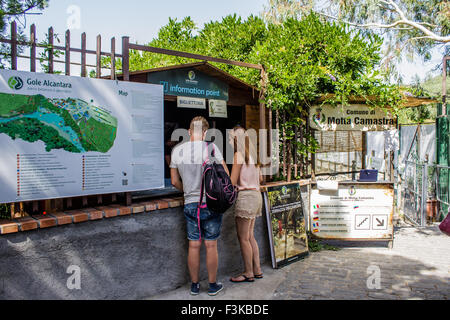 Ein paar Tickets am Eingang des Alcantara-Schlucht in Sizilien zu kaufen. Stockfoto