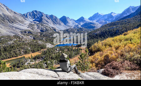 Wanderer am Aussichtspunkt neben der Mono Pass Trail entspannende sieht kleine Seen-Tal im Rock Creek Canyon in der östlichen Sierra Stockfoto