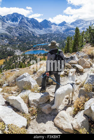 Wanderer und Hund auf der Spur Mono Pass sehen kleine Seen-Tal im Rock Creek Canyon in der östlichen Sierra Stockfoto