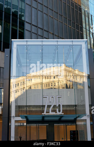 Das klassizistische Hudsons Bay Store Gebäude spiegelt sich in einer modernen Glasbau, Vancouver, BC, Kanada Stockfoto