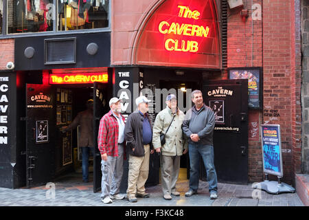 Menschen außerhalb der berühmten Unterhaltung Cavern Club, in der die Beatles in der Mathew Street, Liverpool, UK entdeckt wurden. Stockfoto