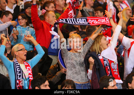 Hampden Park, Edinburgh, Schottland. 8. Oktober 2015. Euro2016 Qualifikation. Schottland gegen Polen. Polen-Fans nach dem ersten Tor Credit: Action Plus Sport/Alamy Live News Stockfoto