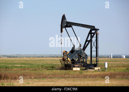 Ein Ölfeld Bohrschwengels Produktion auf Oklahoma Ackerland. Stockfoto