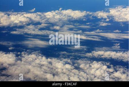 Blick von einer Ebene auf die Wolken Stockfoto