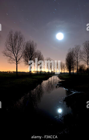 Nächtliche Landschaft im Meetjesland Stockfoto