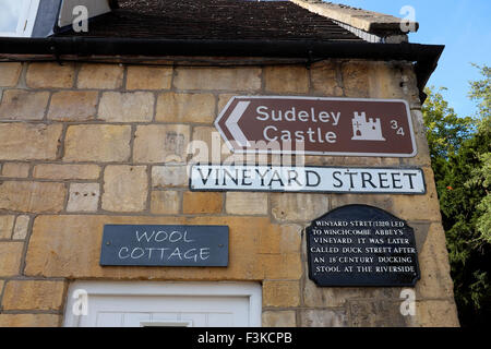 TERRASSE-ENDE MIT BESCHILDERUNG AUF DER WINCHCOMBE MAIN STREET IN DER GRAFSCHAFT GLOUCESTERSHIRE.  ENGLAND.  UK Stockfoto