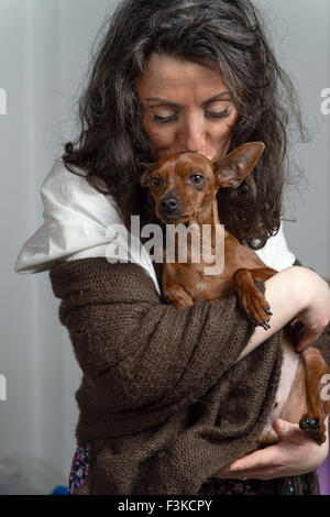 Frau hält ihren Hund Stockfoto