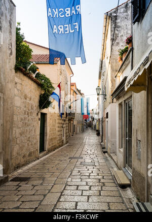 RAB, Kroatien - ca. AUGUST 2015: Blick auf die Altstadt von Rab, kroatische touristische Resort auf der gleichnamigen Insel im August 2015. Stockfoto