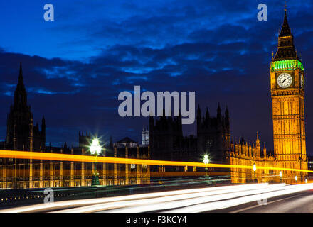 Lichtspuren aus London Verkehr vorbei an den Houses of Parliament auf Westminster Bridge. Stockfoto