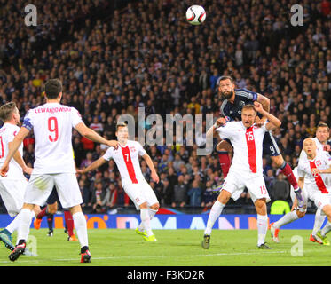 Hampden Park, Edinburgh, Schottland. 8. Oktober 2015. Euro2016 Qualifikation. Schottland gegen Polen. Steven Fletcher schlägt Kamil Glik in der Luft Credit: Action Plus Sport/Alamy Live News Stockfoto