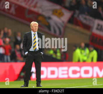 Hampden Park, Edinburgh, Schottland. 8. Oktober 2015. Euro2016 Qualifikation. Schottland gegen Polen. Gordon Strachan blickt auf eine tief in Gedanken Credit: Action Plus Sport/Alamy Live News Stockfoto