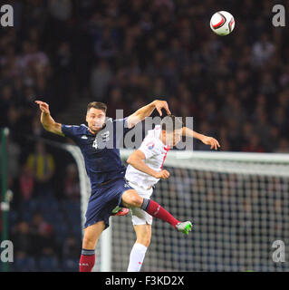 Hampden Park, Edinburgh, Schottland. 8. Oktober 2015. Euro2016 Qualifikation. Schottland gegen Polen. Russel-Martin und Robert Lewandowski Kampf in der Luft Credit: Action Plus Sport/Alamy Live News Stockfoto