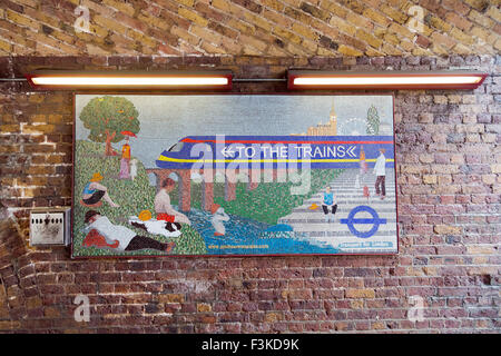 Mosaike Zeichen zu den Zügen in der Nähe von Waterloo Station, Mepham Street, London, UK, SE1 Stockfoto