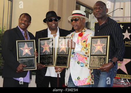 Hollywood, Kalifornien, USA. 7. Oktober 2015. I15786CHW. Kool & Bande geehrt mit einem 'Celebration' für ihr 50-jähriges Jubiläum mit einem Stern auf dem Hollywood Walk Of Fame.7065 Hollywood Blvd, Hollywood, CA.10/08/2015.RONALD KHALIS BELL, DENNIS'' DT THOMAS, ROBERT "KOOL" BELL und FUNKY GEORGE BROWN - KOOL & Bande. © Clinton H. Wallace/Photomundo International / Kredit-Fotos Inc: Clinton Wallace/Globe Fotos/ZUMA Draht/Alamy Live-Nachrichten Stockfoto