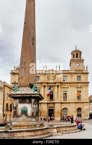 Arles Obelisk und Rathaus, Place De La Republique, Arles, Frankreich Stockfoto