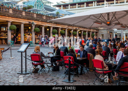 Ein Restaurant In der Piazza, Covent Garden, London Stockfoto