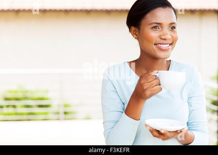 schöne junge schwarze Frau mit Kaffee Stockfoto