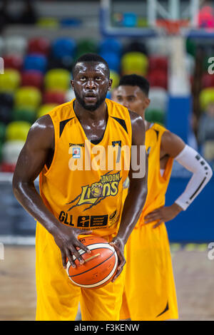 London, UK. 8. Oktober 2015. London-Lions Kapitän Joe Ikhinmwin (7) nimmt einen Freiwurf während des London Lions vs. Bristol Flyer BBL Spiels in der Kupfer-Box-Arena im Olympiapark. Bristol-Flyer gewinnen 76-64. Bildnachweis: Imageplotter/Alamy Live-Nachrichten Stockfoto