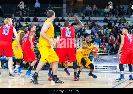 London, UK.8th Oktober 2015. London-Löwen Jaron Lane geht der Ball während des Spiels London Lions vs. Bristol Flyer BBL in der Kupfer-Box-Arena im Olympiapark. Bristol-Flyer gewinnen 76-64. Bildnachweis: Imageplotter/Alamy Live-Nachrichten Stockfoto