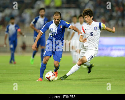 (151009)--KUWAIT, 9. Oktober 2015, (Xinhua)--Bader al Al-Motława (L) von Kuwait wetteifert mit Ki Sung-Yueng von Südkorea während das Qualifikationsspiel für die 2018 FIFA World Cup und der AFC Asian Cup UAE 2019 in Kuwait-Stadt, Kuwait, am 8. Oktober 2015. Südkorea gewann 1: 0. (Xinhua/Noufal Ibrahim) Stockfoto