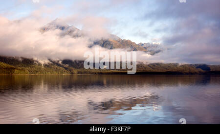 Sonnenuntergang von Sullivan Island im Südosten Alaskas mit Nebel löschen um Bergspitzen spiegeln sich in ruhigem Wasser sichtbar zu machen. Stockfoto