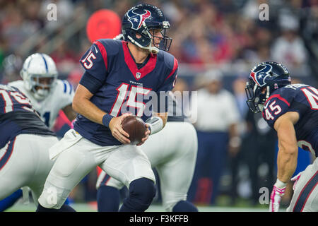 Houston, Texas, USA. 8. Oktober 2015. Houston Texans Quarterback Ryan Mallett (15) macht eine Übergabe im 1. Quartal ein NFL Spiel zwischen Houston Texans und die Indianapolis Colts im NRG-Stadion in Houston, TX am 8. Oktober 2015. Bildnachweis: Trask Smith/ZUMA Draht/Alamy Live-Nachrichten Stockfoto