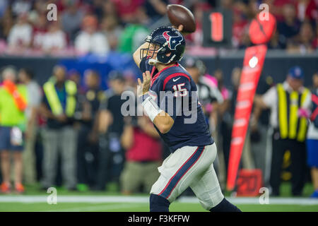 Houston, Texas, USA. 8. Oktober 2015. Houston Texans Quarterback Ryan Mallett (15) wirft einen Pass im 1. Quartal ein NFL-Spiel zwischen den Houston Texans und die Indianapolis Colts im NRG-Stadion in Houston, TX am 8. Oktober 2015. Bildnachweis: Trask Smith/ZUMA Draht/Alamy Live-Nachrichten Stockfoto