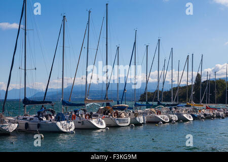 Segelschiffe in den alten Fischerhafen von yvoire am Genfersee günstig Stockfoto