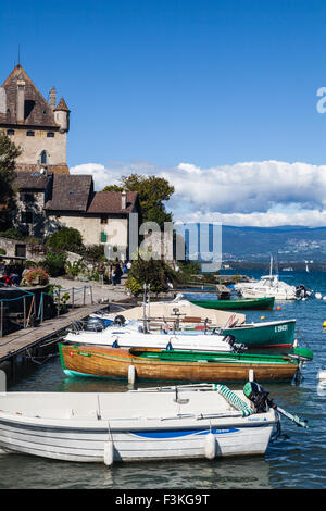 Boote gebunden in den Fischerhafen von Yvoire, Haute Savoie, Frankreich Stockfoto