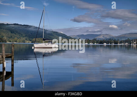 Lake Windermere Cumbria. Privater Anlegesteg und Eigentümer segeln Yacht am Lake Windermere. Lake District Cumbria England Großbritannien Stockfoto