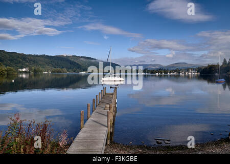 Lake Windermere Cumbria. Privater Anlegesteg und Eigentümer segeln Yacht am Lake Windermere. Lake District Cumbria England Großbritannien Stockfoto