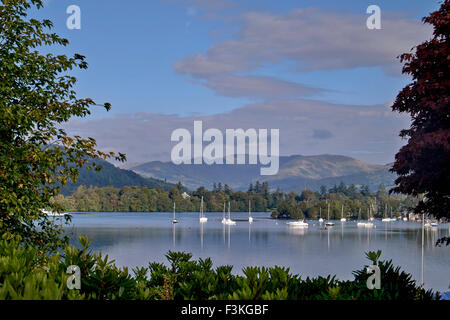 Lake Windermere und fernen Bergkette. Seenplatte Cumbria England UK Stockfoto