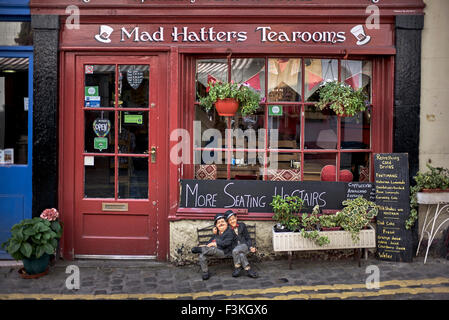 Mad Hatters Tea Room Großbritannien. Traditionelle englische Teestuben im Ulverston Lake District Cumbria England Stockfoto