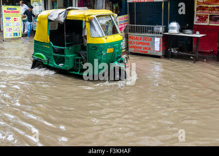 Ein Motor Rikscha durch die überschwemmten Straßen der Vorstadt paharganj nach einem heftigen Monsun-regen Stockfoto