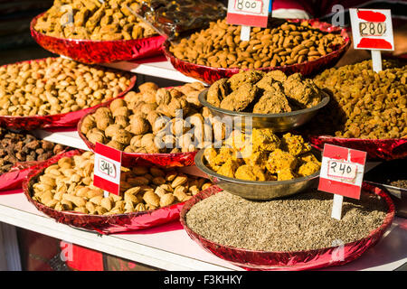 Nüsse, Datteln, Mandeln, Rosinen und Kümmel sind in Schalen im alten Delhi Spice Market angezeigt Stockfoto