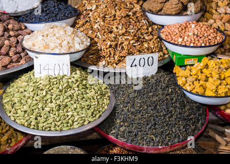 Kardamom, Walnüsse, Erdnüsse, Termine und schwarzer Tee sind in Schalen im alten Delhi Spice Market angezeigt Stockfoto