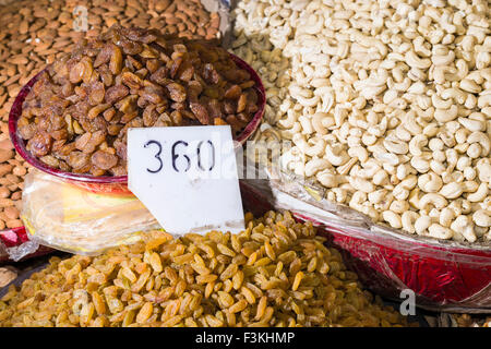 Datteln, Mandeln, Rosinen und Cashewkerne sind in Schalen im alten Delhi Spice Market angezeigt Stockfoto