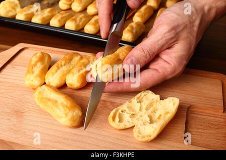 Machen Sie Schlitz an der Seite. Eclair zu machen. Stockfoto