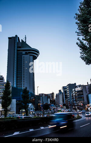 Bunkyo Civic Center, Bunkyo-Ku, Tokyo, Japan Ansicht von Kasuga-Straße Stockfoto