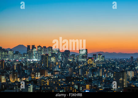 Abendstimmung, Wolkenkratzer von Shinjuku und Mt Fuji.View von Bunkyo-Ku, Tokyo, Japan Stockfoto