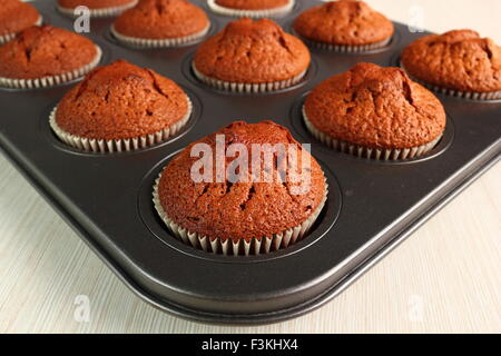 Frisch gebackenen Kuchen. Schoko-Muffin machen. Stockfoto