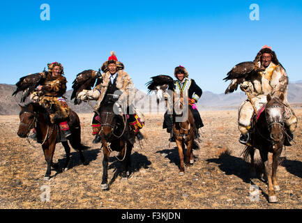 Kasachische eagle Jäger und ihre Steinadler in der Altai-Region von Bayan-Ölgii in der westlichen Mongolei. Stockfoto