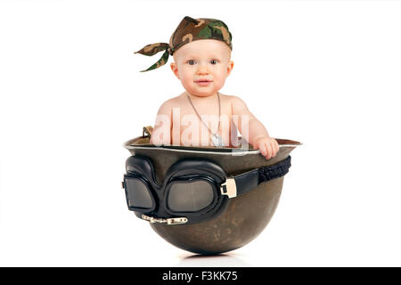 Niedliche Babymädchen in einer alten militärischen Helm Stockfoto