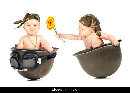 Niedlichen Babys in einer alten militärischen Helm Stockfoto