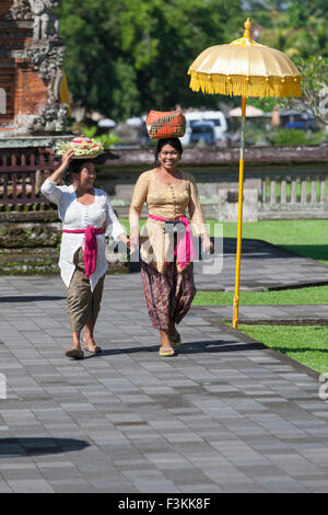 Frauen, die einen Korb mit angeboten auf ihren Köpfen, Pura Taman Ayun, Mengwi, Bali, Indonesien Stockfoto