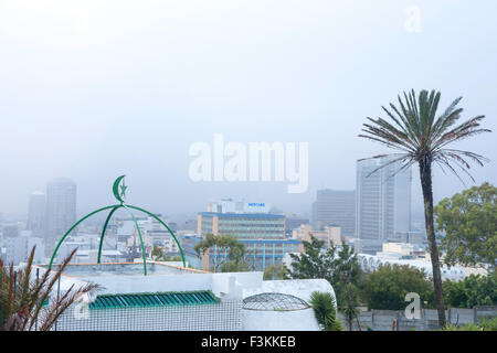 Dach der Moschee im Vordergrund der Luftaufnahme des Cape Town City Center, Bo-Kaap Wohnquartier, muslimische Gemeinschaft, Kapstadt Stockfoto
