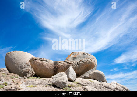 Riesige Felsbrocken balancieren auf Berg am Strand von Llandudno Bucht auf der Halbinsel zwischen des Camps Bay und Hout Bay, Kapstadt Stockfoto