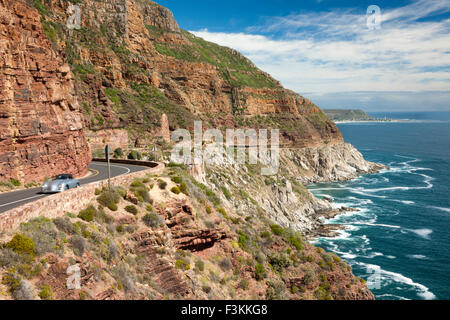 Ein Auto auf Chapmans Peak Drive entlang der Atlantikküste, Cape Town, Südafrika Stockfoto