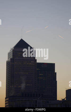 London, UK.  8. Oktober 2015. Hobeln Sie schönen guten Morgen Sonnenaufgang über die Docklands, mit neuen Mond, Venus, Trails und viele der berühmten Wolkenkratzer des Gebiets. London, UK-Credit: Glenn Sontag / Alamy Live News Stockfoto