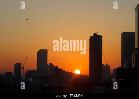 London, UK.  8. Oktober 2015. Hobeln Sie schönen guten Morgen Sonnenaufgang über die Docklands, mit neuen Mond, Venus, Trails und viele der berühmten Wolkenkratzer des Gebiets. London, UK-Credit: Glenn Sontag / Alamy Live News Stockfoto